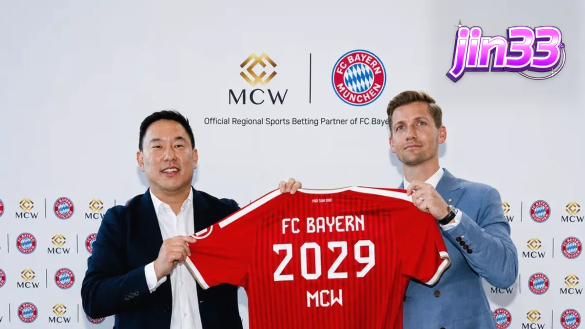 Logo FC Bayern Munich dan elemen visual sepak bola di latar belakang digital